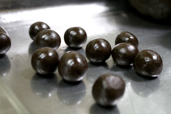 中藥蜜丸微波烘干設(shè)備干燥殺菌“一器呵成” 中藥蜜丸微波烘干設(shè)備干燥殺菌“一器呵成”